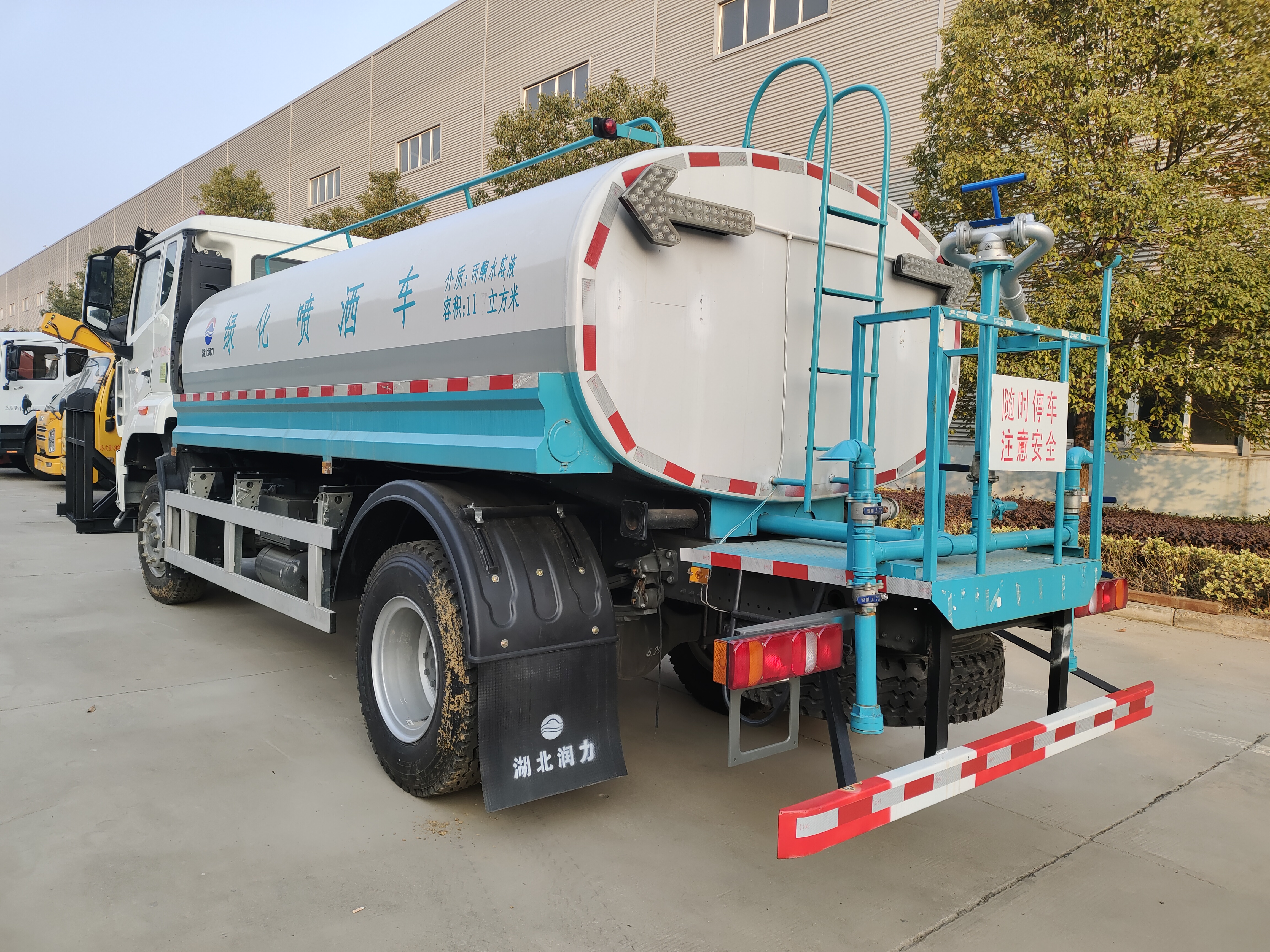 SINOTRUK HOWO N5W 4X2 Water Sprinkler Truck 10000L