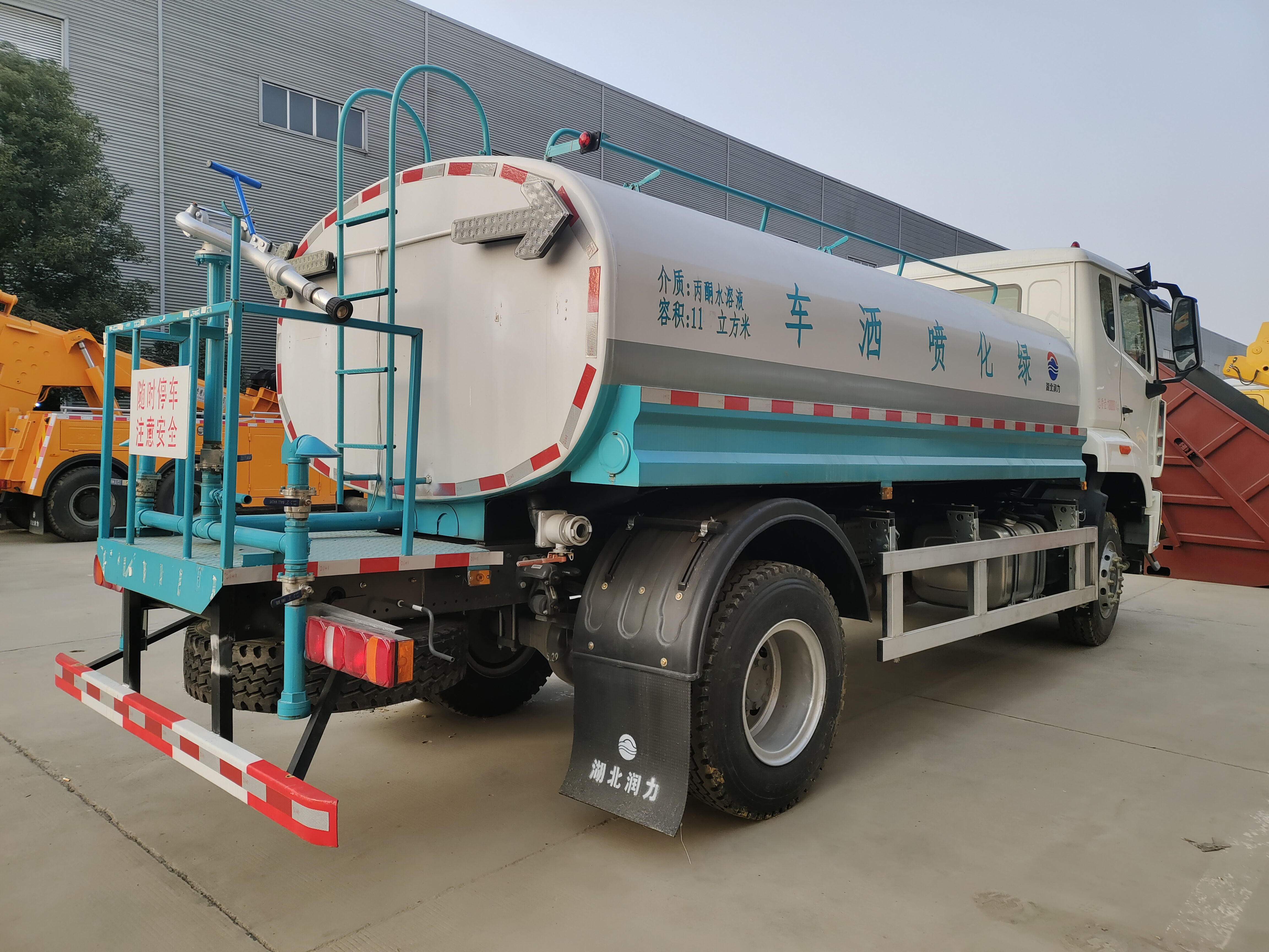 SINOTRUK HOWO N5W 4X2 Water Sprinkler Truck 10000L