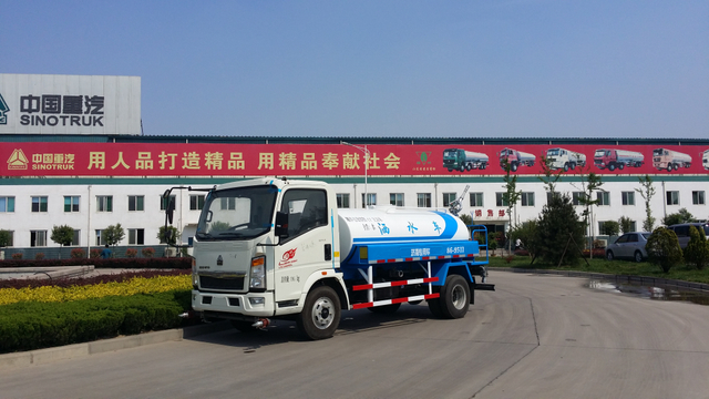 SINOTRUK HOWO mini water truck 5CBM Right Hand Drive