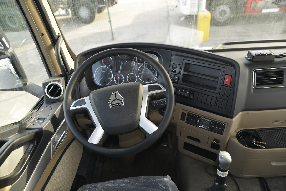 Sinotruk HOWO TX 8X4 Water Sprinkler Truck 371HP