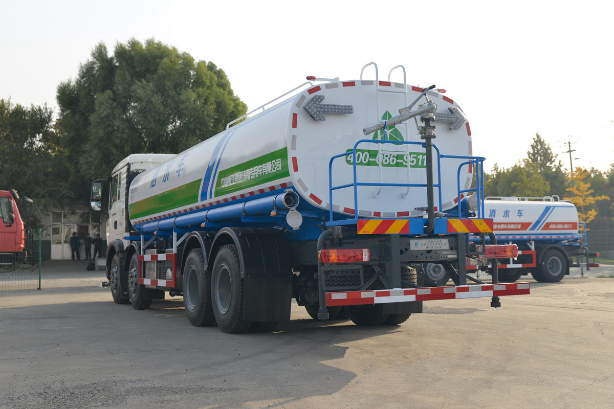 Sinotruk HOWO TX 8X4 Water Sprinkler Truck 371HP