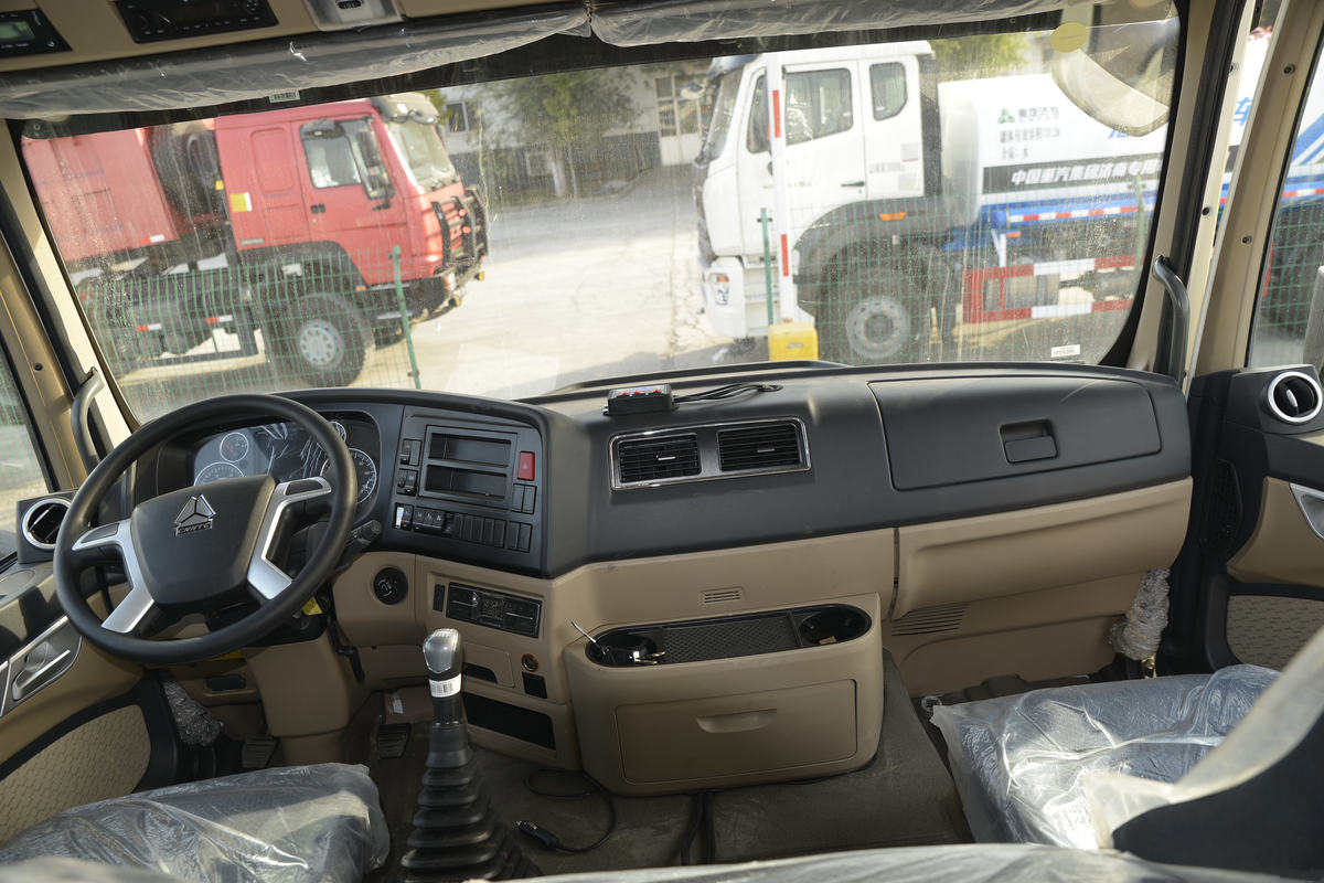 Sinotruk HOWO TX 8X4 Water Sprinkler Truck 371HP
