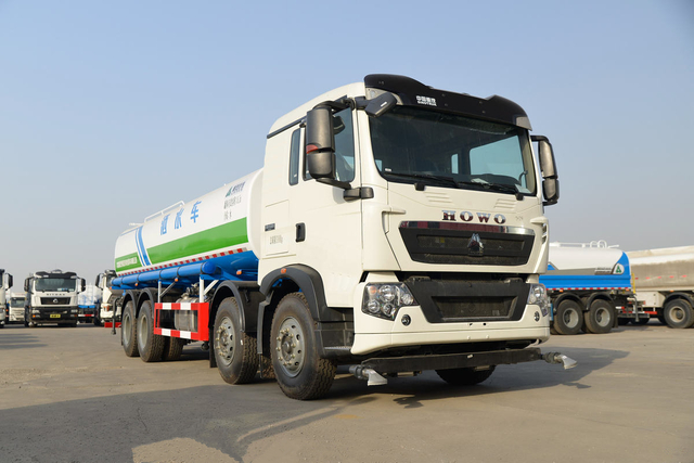 Sinotruk HOWO TX 8X4 Water Sprinkler Truck 371HP
